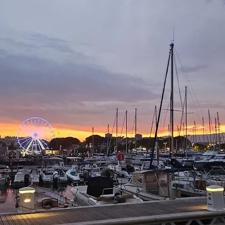 Face Au Vieil Avec Parking *