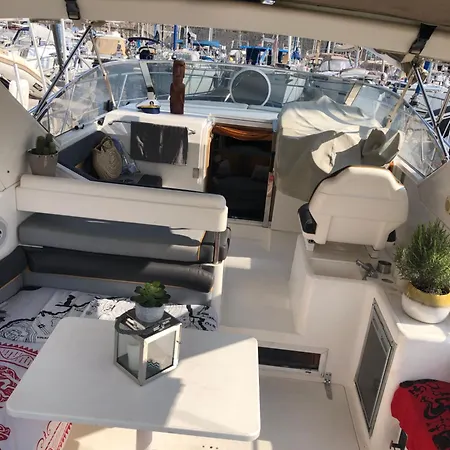 Face Au Vieil Avec Parking Antibes